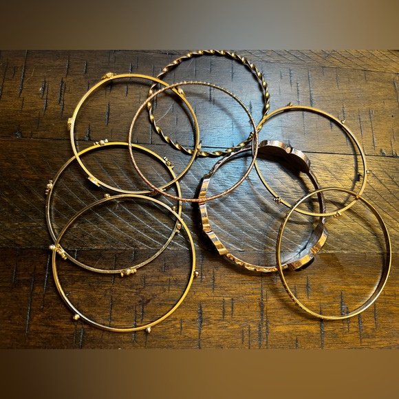 Jewelry - Lot of 8 Gold-Tone Elegant Stackable Bangles - Lot 890